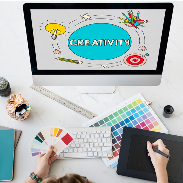 grafik designer pracujacy przy laptopie z paleta kolorow