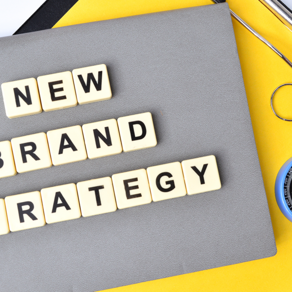 napis ulozony na laptopie them new brand strategy