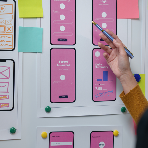 webdesigner przy bialej tablicy z ux ui